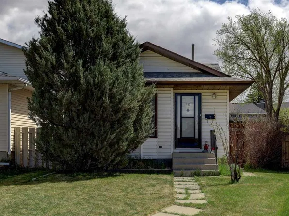 16 W Martingrove Mews NE, Calgary, AB T3J 2S9