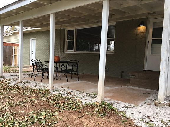 2nd image of 1400 Carlisle Ct