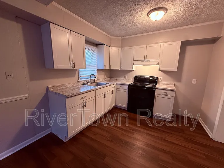 1454 Delano Ave — Photo 6