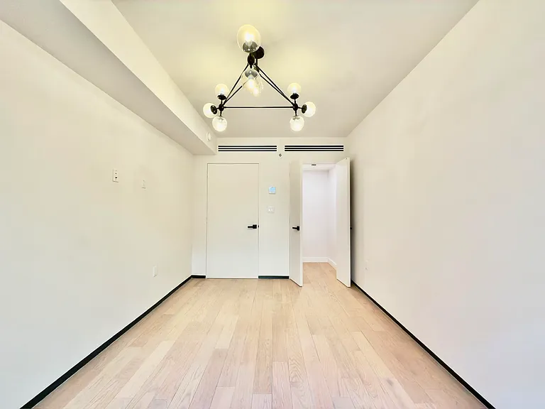 350 W 44th St #202 — Photo 8