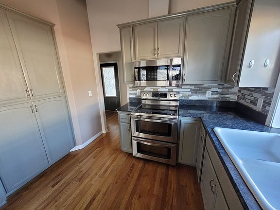 Kitchen: lots of cabinets
