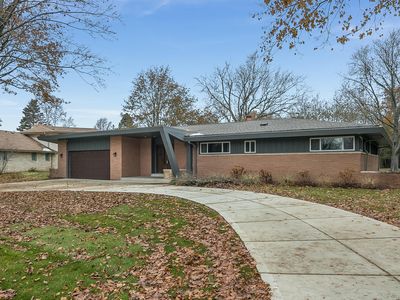 9260 N Thrush Ln, Bayside, WI, 53217