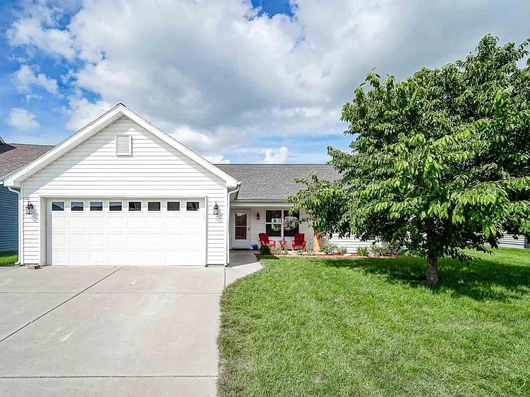 3839 Amethyst Ct — Photo 1