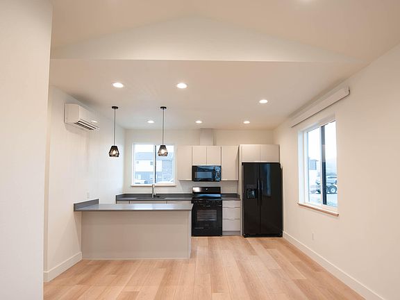 4th image of 1407 Windsor Dr #E