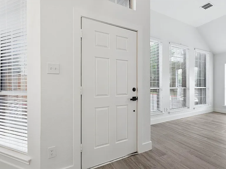 381 Arbor Ln — Photo 2
