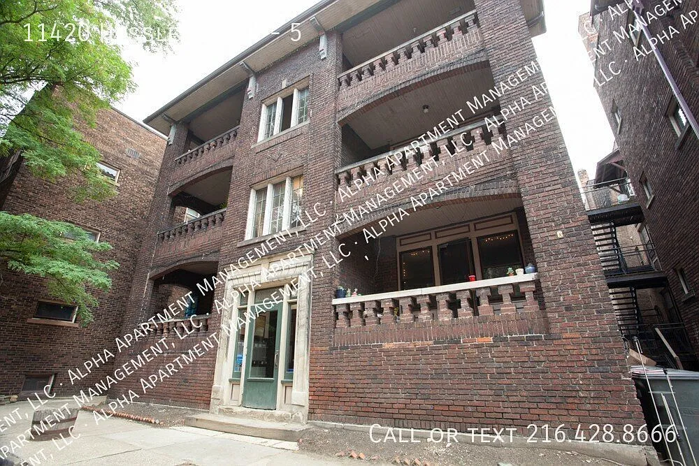 3 bed, 1.0 bath, 1300 sqft, $1,650 — Photo 1