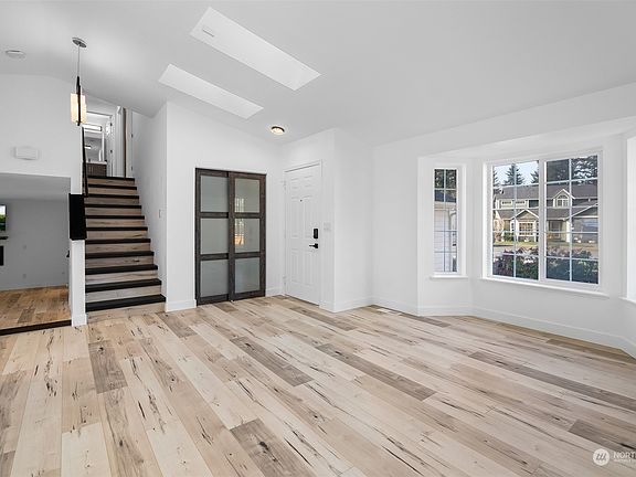 3rd image of 1526 NE Mapleridge Drive