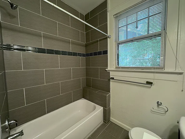 1109 W 22nd St — Photo 11