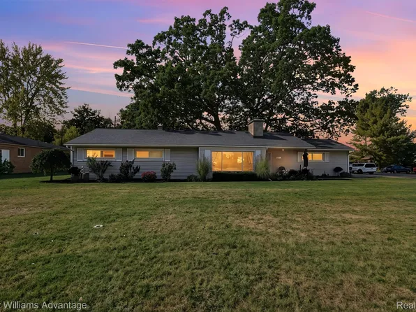 671 E Crest Ln, South Lyon, MI 48178
