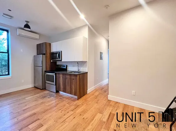 481 Evergreen Avenue image 1 of 10