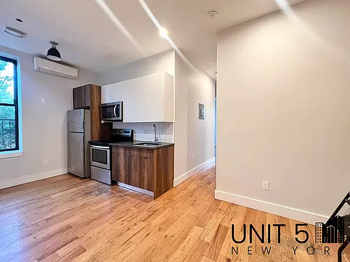 481 Evergreen Ave Photo 1