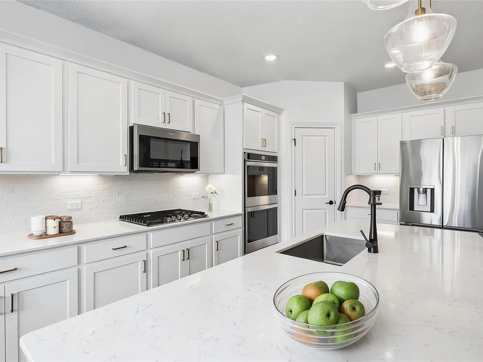 4 bed, 3.0 bath, 2405 sqft, $2,295 — Photo 4