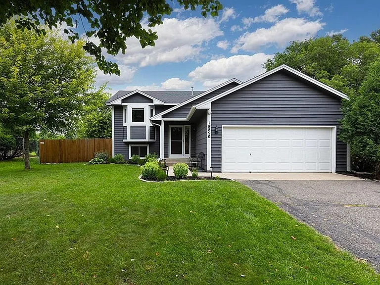 18890 Barrington Dr — Photo 2