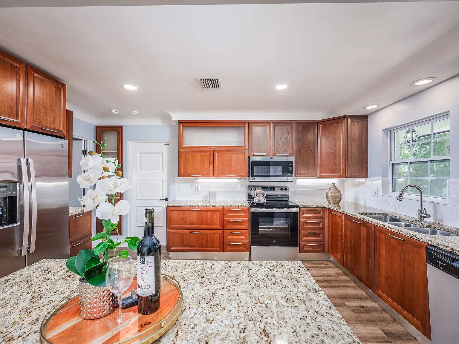 4 bed, 1869 sqft, $3,200 — Photo 2