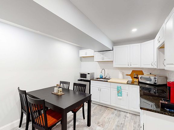 Accessory apartment: kitchen and dining area.