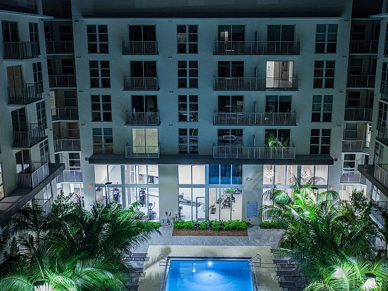 850 Living — Photo 24