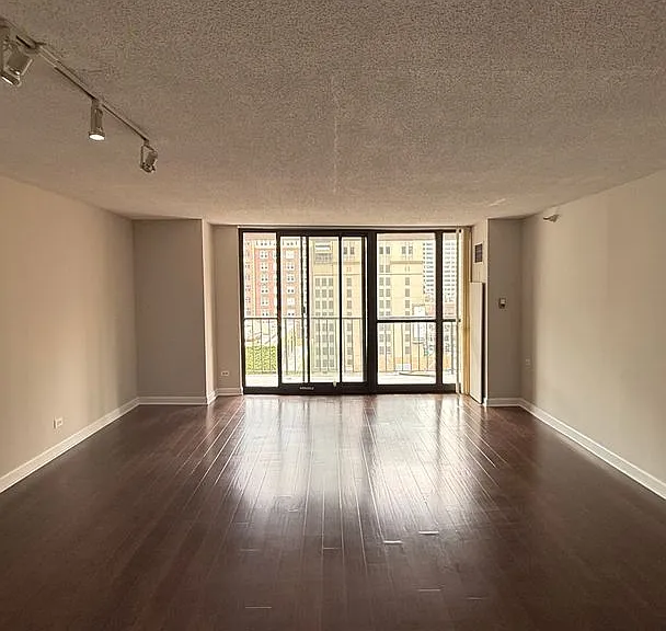 10 E Ontario Condos — Photo 43