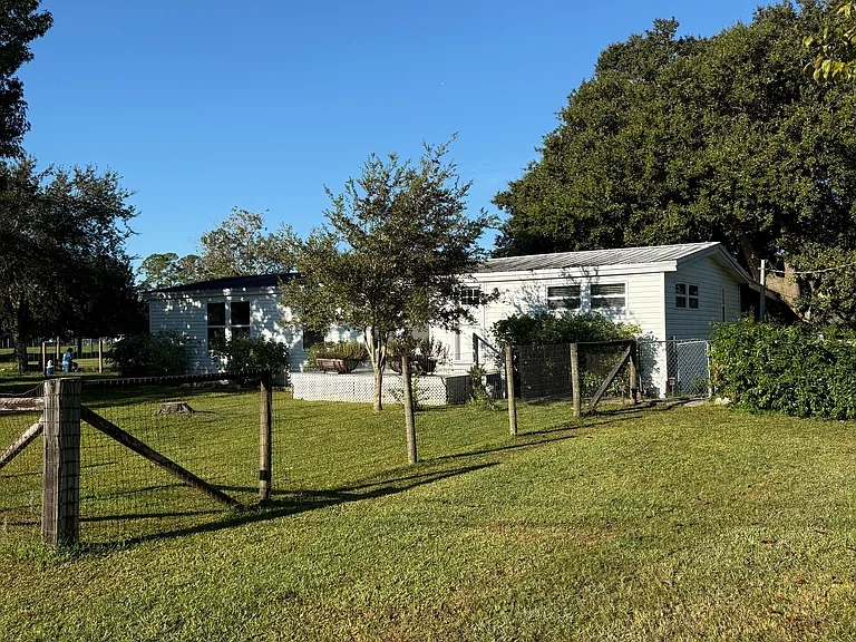 978 Bay Dr — Photo 17
