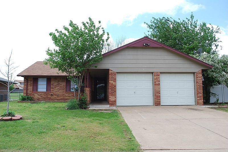 1st image of 813 N Silver Leaf Dr