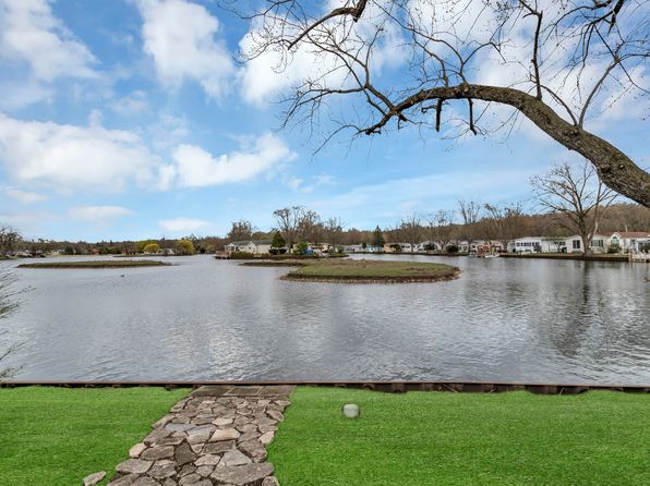 1053 Lakeview Rd, Elgin, IL 60123