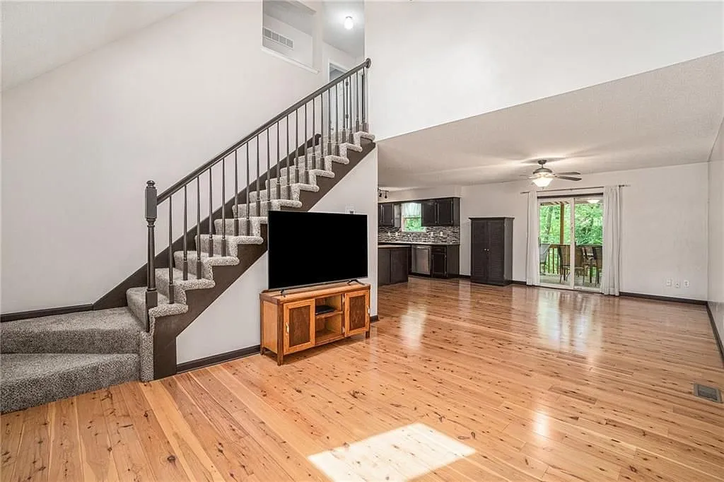 3 bed, 2.0 bath, 1437 sqft, $2,100 — Photo 4