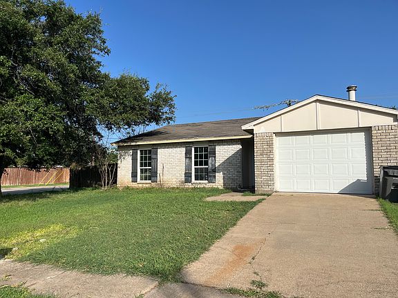 2nd image of 1024 Hawthorne Dr