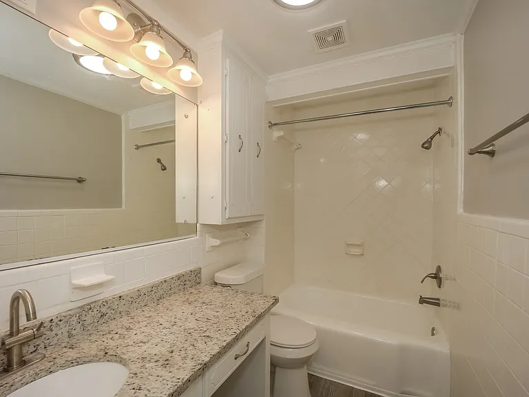 215814_026_main_bathroom_13511953.jpg