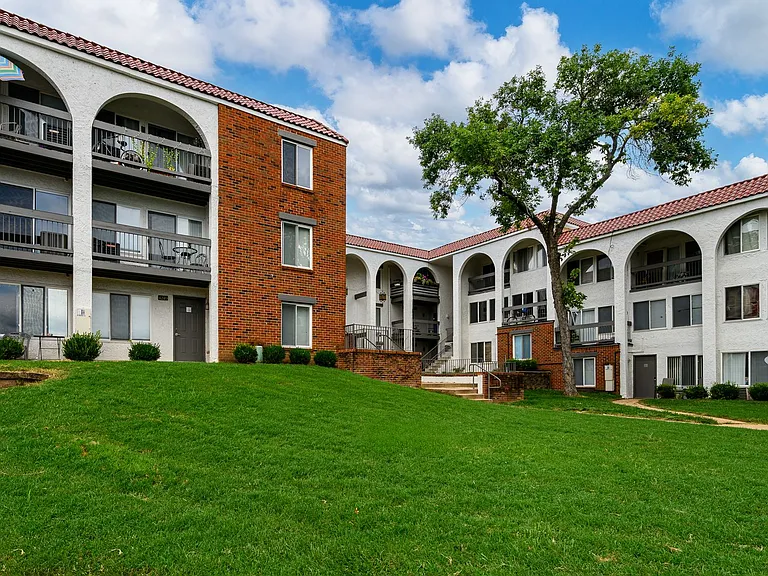 The Oaks Apartments — Photo 7