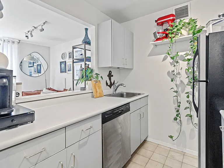 445 W 19th St #5E — Photo 8