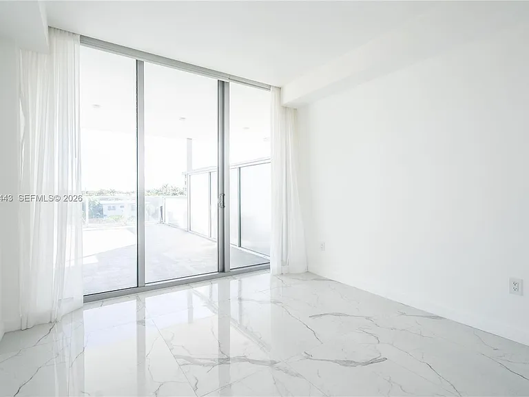 8425 Crespi Blvd #303 — Photo 10