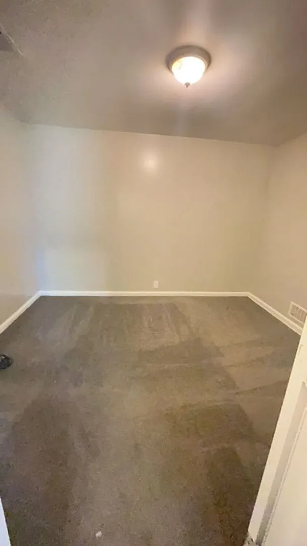 Spacious 2 Bedroom Home! Garage! Fenced in Backyard! Available Now! — Photo 3