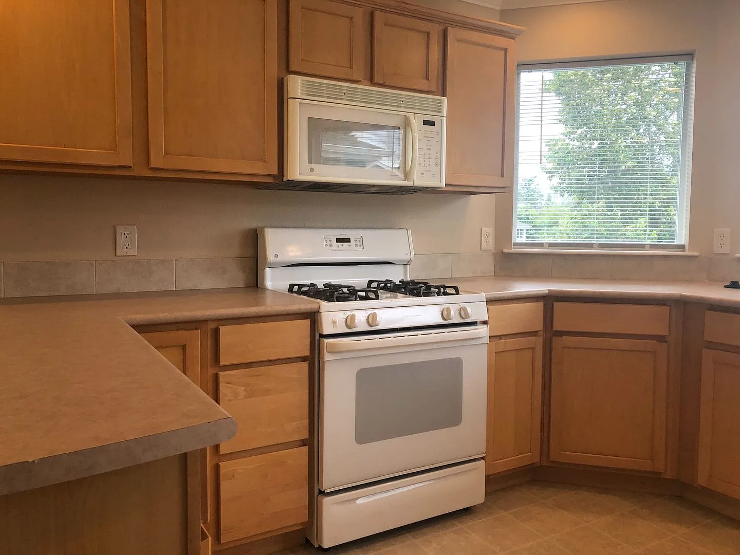 Walnut Grove 2 Bedroom, 2 Bath Condominium — Photo 4