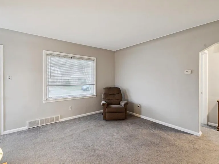 24933 Valley Ave — Photo 5