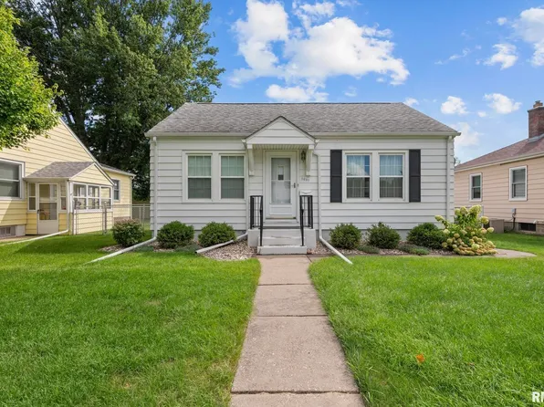 1037 Holmes St, Bettendorf, IA 52722