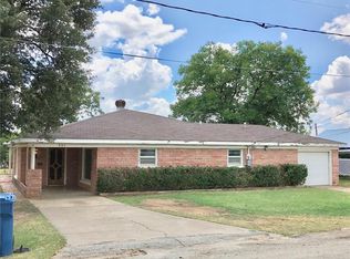 905 W Dyer St, Breckenridge, TX 76424