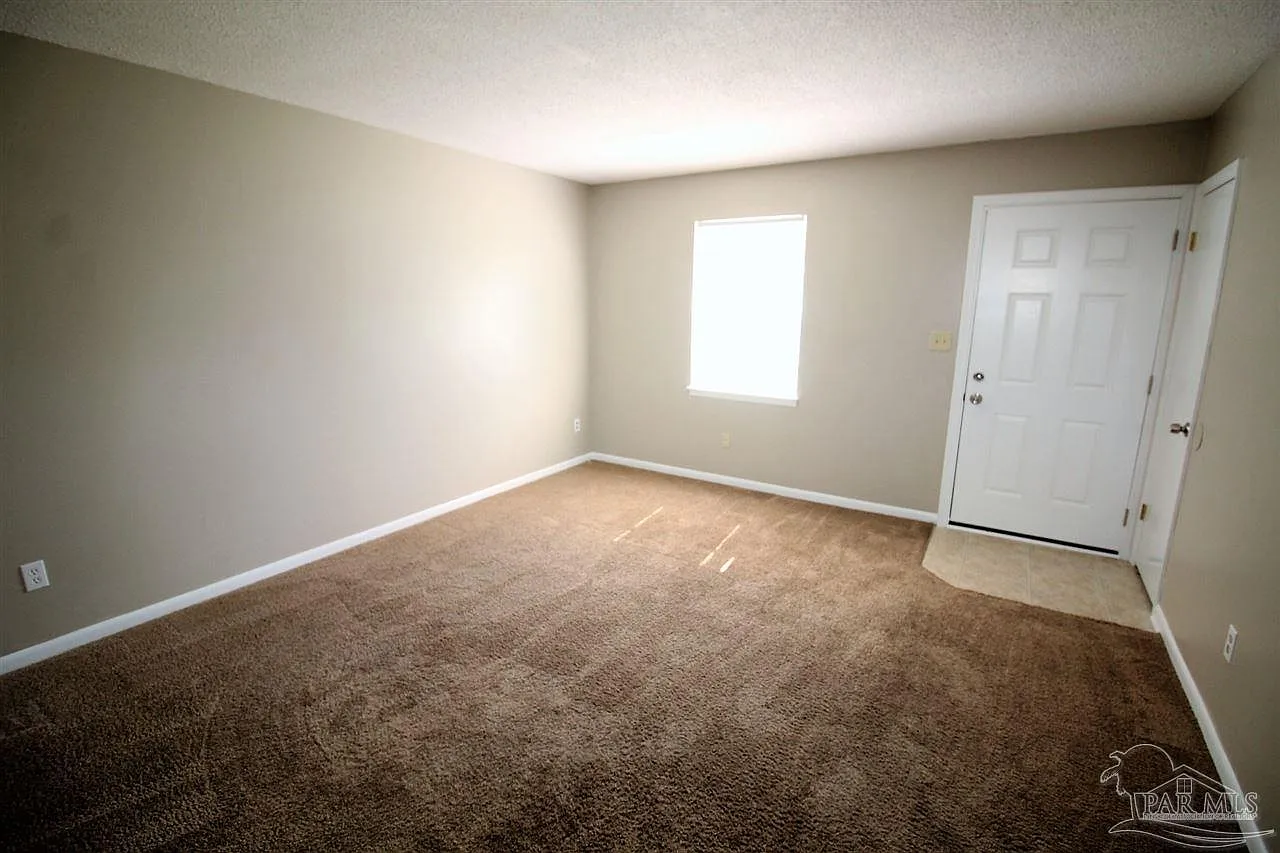3 bed, 2.0 bath, 1350 sqft, $1,475 — Photo 2