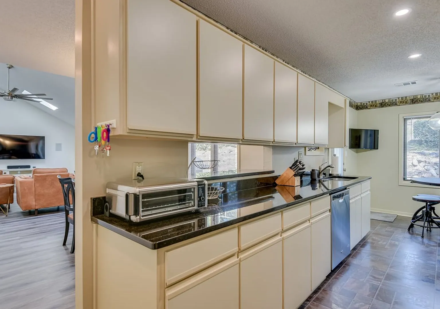 Fully Furnished, 3247 Summerchase Circle - 3 Bedroom Corporate Rental — Photo 4