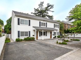 39 Graywood Rd #B, Pt Washington, NY 11050