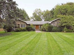 7 Robin Ct, Glen Head, NY 11545