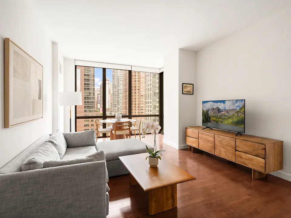 101 W 24th St #10E