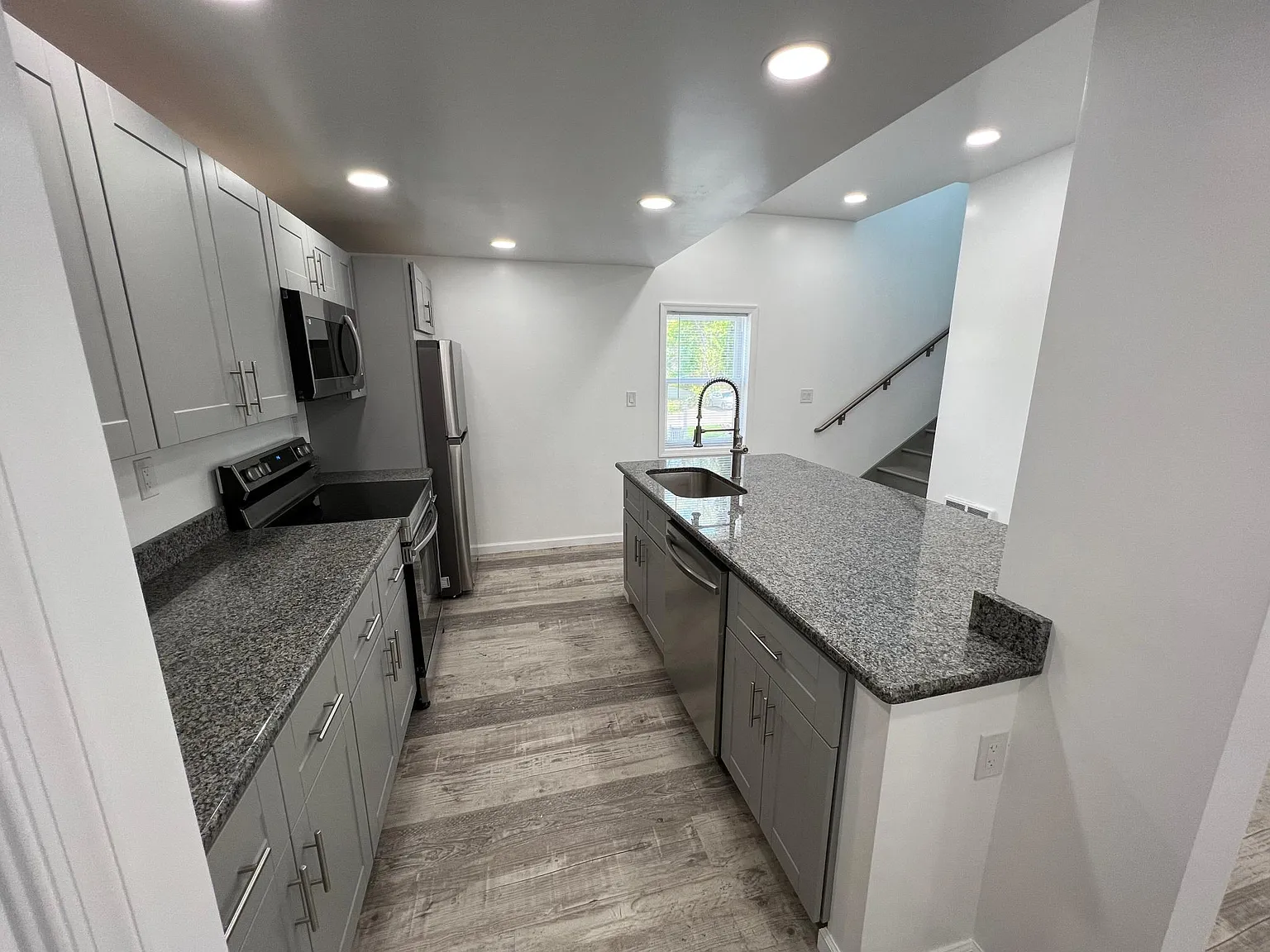 2 bed, 1.5 bath, 950 sqft, $1,600 — Photo 3