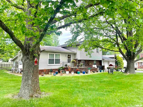 1205 Eads St, Benton, IL 62812