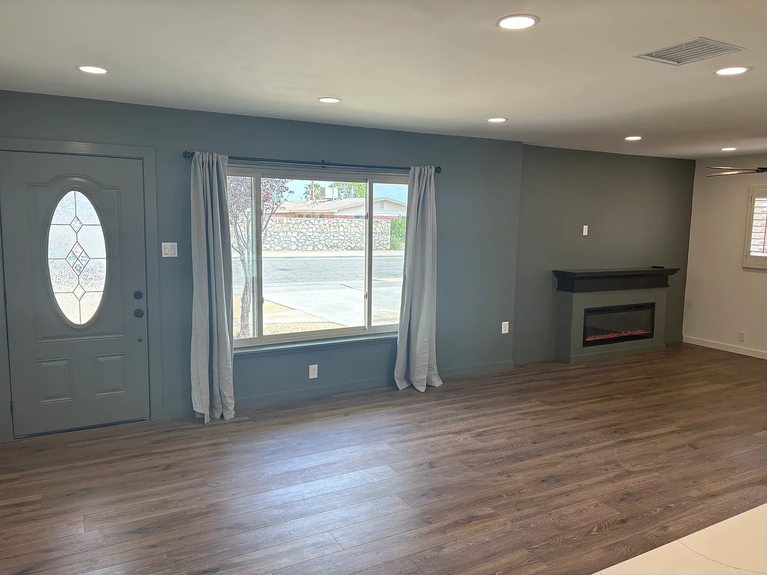 3 bed, 1.5 bath, 1300 sqft, $1,600 — Photo 2