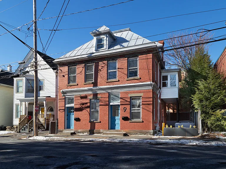 7 Brewster St #2 — Photo 1