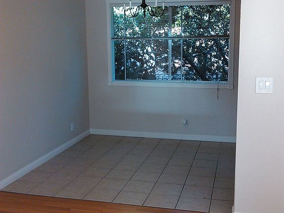 5th image of 135 Rose Ct