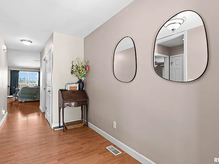3 bed, 1818 sqft, $2,500 — Photo 3