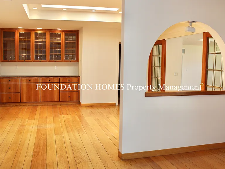 33 College Ct — Photo 17