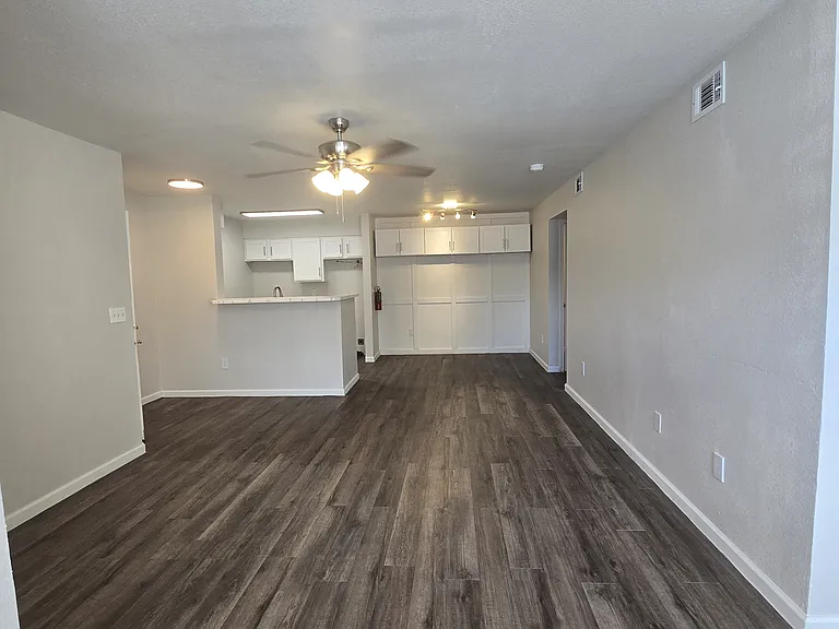 Las Lomas Apartments — Photo 10