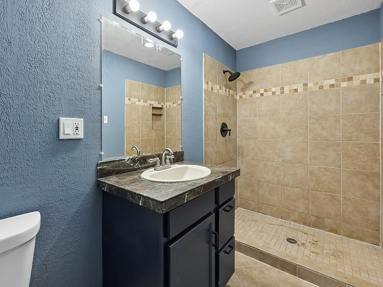 821 Travis St — Photo 24
