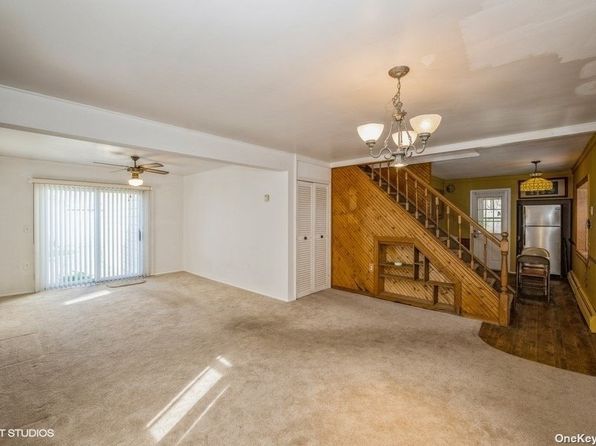 39 Old Oak Lane, Levittown, NY 11756